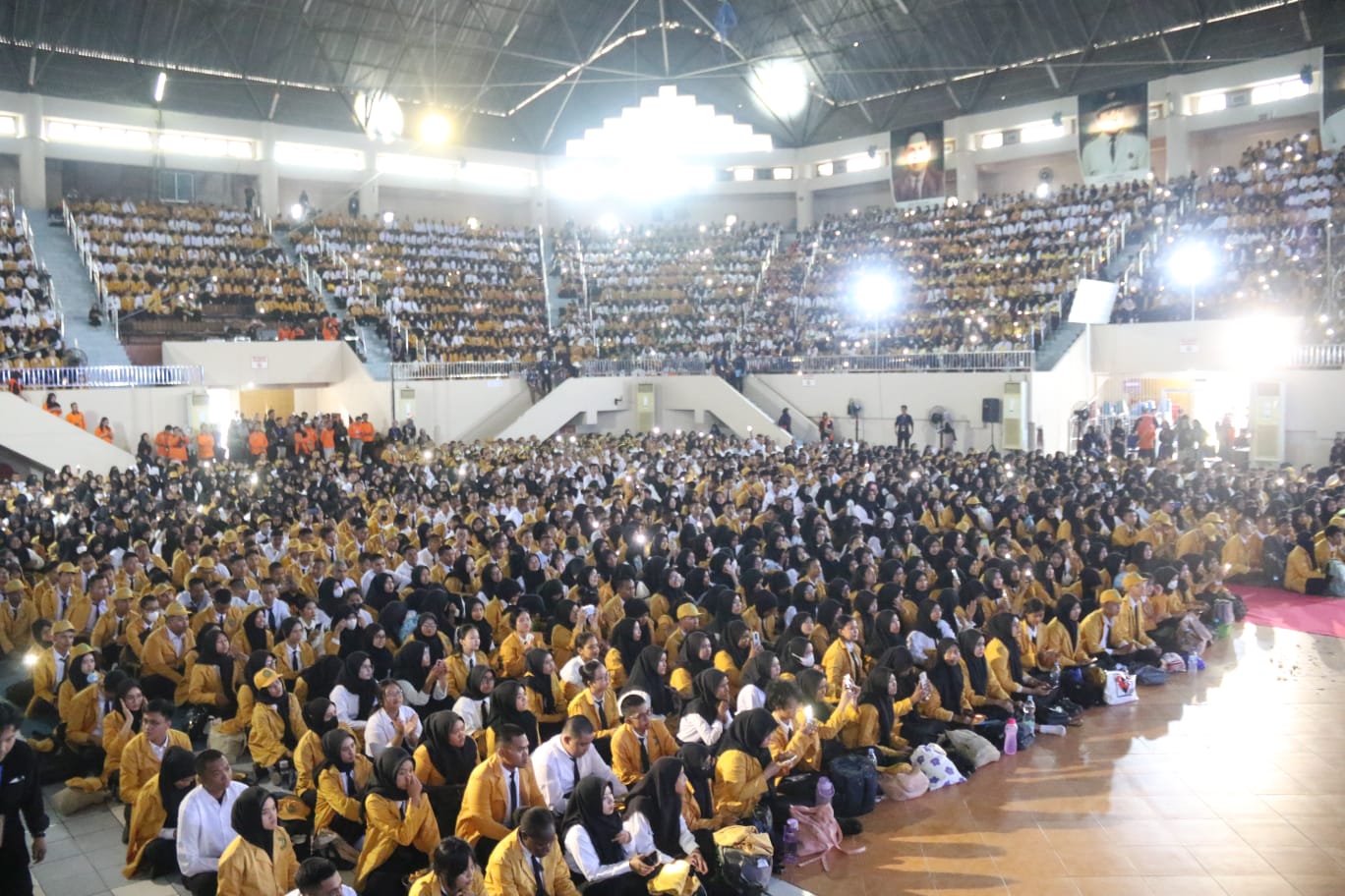 Ribuan mahasiswa baru Unmul mengikuti PKKMB yang digelar di GOR 27 September 2023.